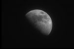 Lune sous  leger voile nuageux