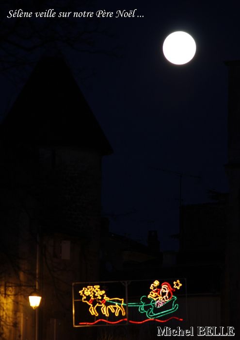 Lune veille sur le Père Noël