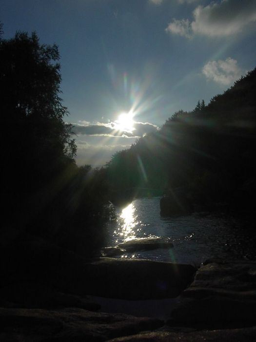 Le soleil illumine la vallée