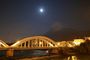 La lune, la ville et la montagne