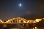 La lune, la ville et la montagne