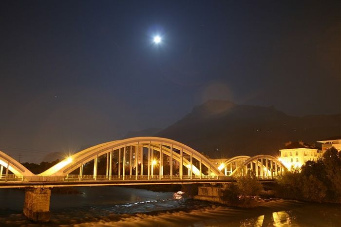 La lune, la ville et la montagne
