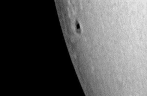 Tâche solaire et facules sur le bord du soleil