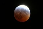 Eclipse de lune entre deux nuages...