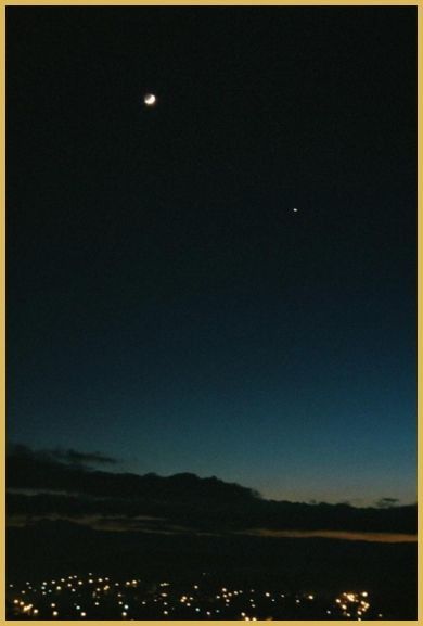 croissant lunaire et l'étincelante vénus