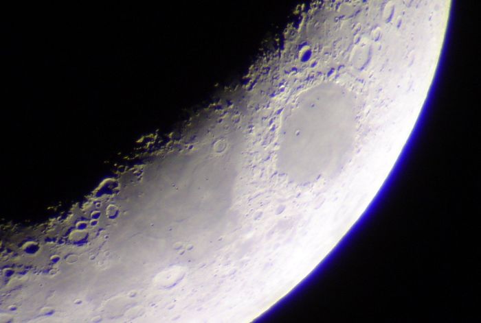 Mer des crises diametre 570 km au dessus Cleomedes 126 km au centre Taruntius 56 km et Gutenber à ga