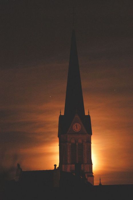 lune derrière l'église à minuit ...