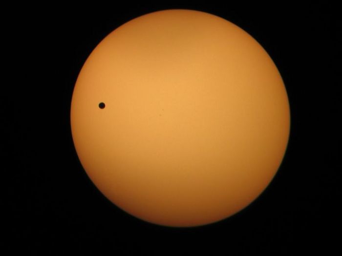 Le soleil derrière vénus