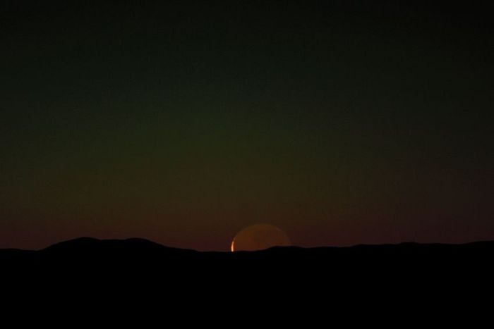 Lumière cendrée à l'horizon