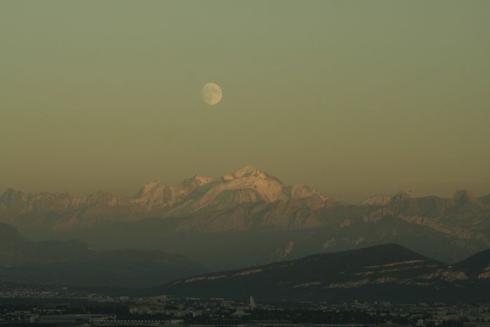 lever lune sur mont-blanc et geneve