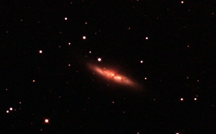 M82 cache cache avec les nuages