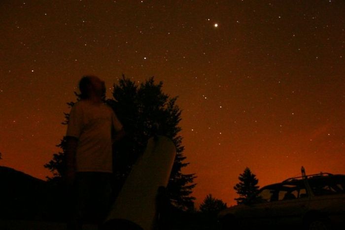Philippe et son fidele dobson regardent Jupiter