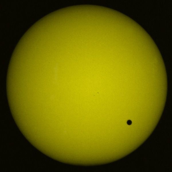 Vénus devant le soleil, tâches et facules claires
