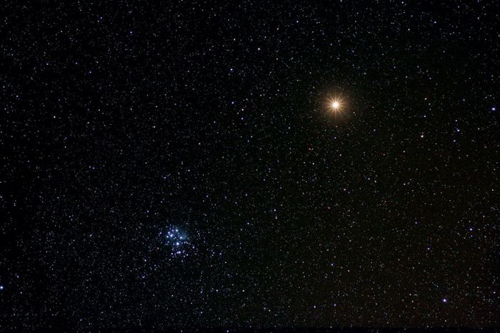 Mars et les Pléiades devant un beau ciel étoilé