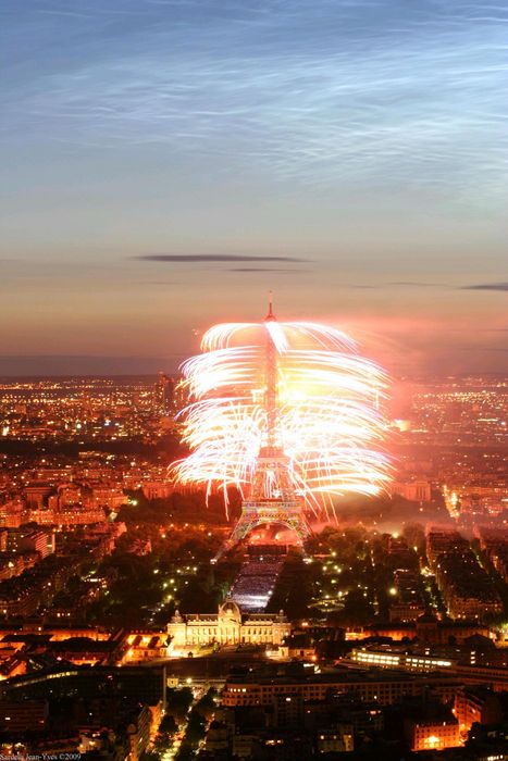Nuages noctulescents au dessus du feu artifice