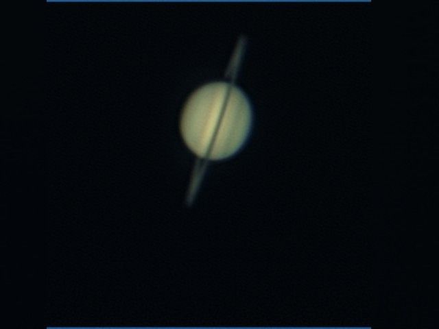 Saturne entre deux nuages