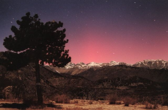 Aurore boréale rose au dessus du Mercantour