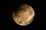 Eclipse dams les nuages