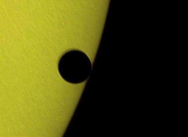 Vénus devant le soleil 13h00