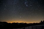 filé d'étoiles (Orion) au dessus des préalpes