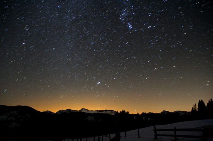 filé d'étoiles (Orion) au dessus des préalpes