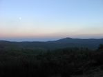 Une Lune gibbeuse relaie le soleil couchant