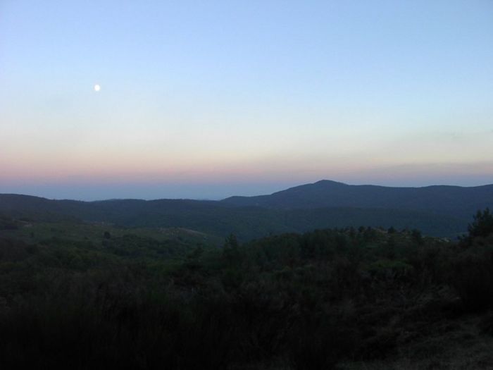 Une Lune gibbeuse relaie le soleil couchant