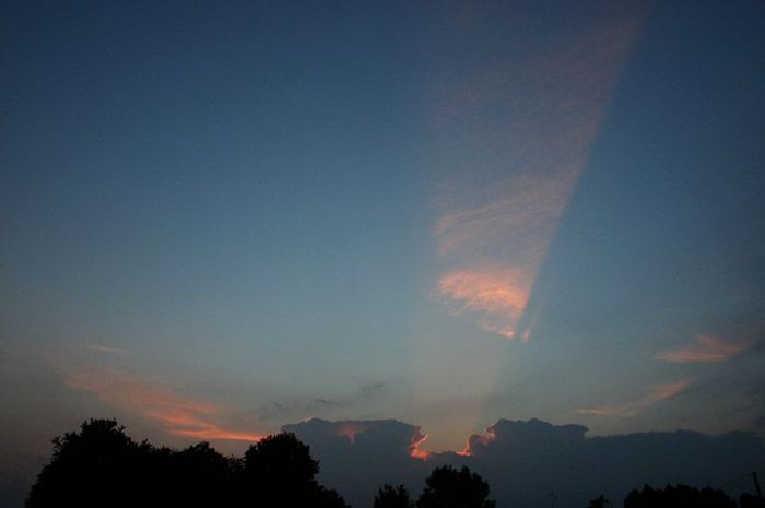 Rayons crépusculaires au coucher du soleil