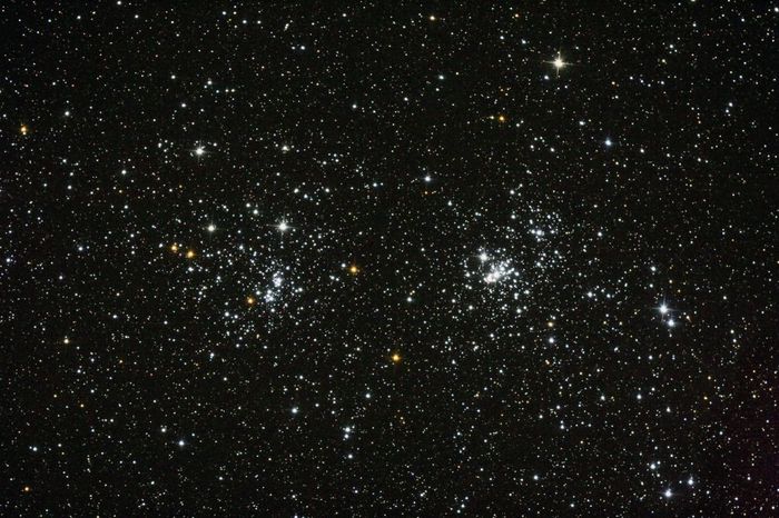 double amas sous un ciel d'hiver en montagne