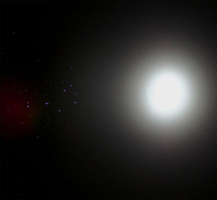 Lune et pléiades
