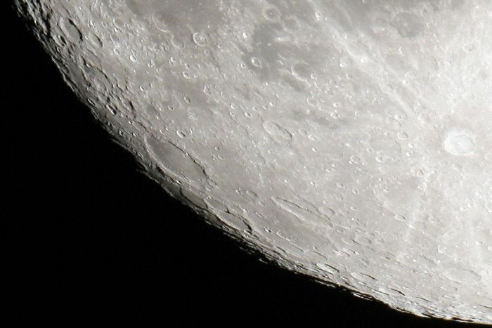 Zoom image  Lune 15 oct 2005