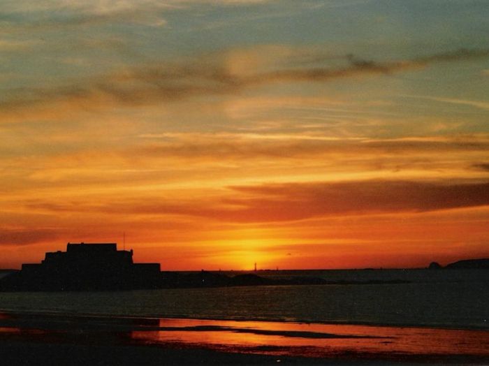 soleil souchant sur l'ocean