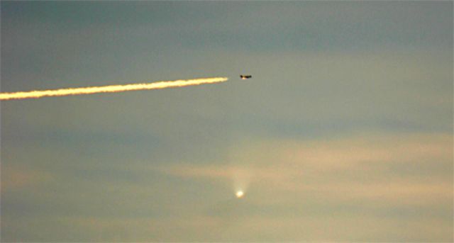Comete McNaught et avion